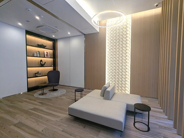 LEFOND PROGRES秋葉原マークスのエントランス|Wi-Fi完備の優雅な1Fラウンジ