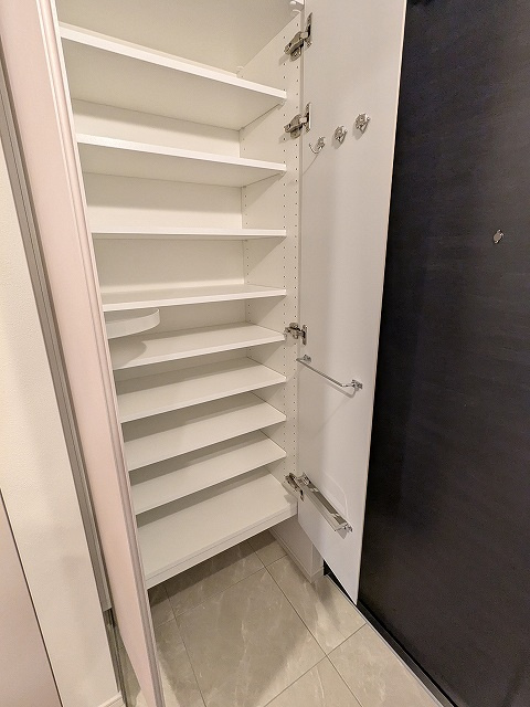 LEFOND PROGRES秋葉原マークスの設備|傘フック付き収納豊富なトールタイプのシューズＢＯＸです