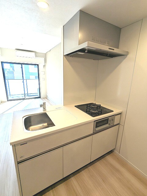 LEFOND PROGRES秋葉原マークスのキッチン|グリル付ガス2口システムカウンターキッチン、瀟洒でお手入れ楽なガラストップコンロです、温度調節など多機能なコンロです