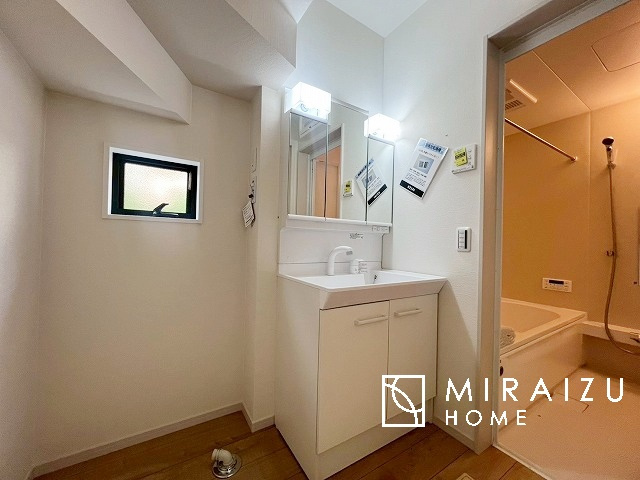 【洗面所】 | 洗濯機置き場と脱衣スペースもしっかりと確保されている洗面室、洗面コーナーは、窓から陽も差し明るく開放的な造りです。家事導線も良いので洗濯物やお湯はりもストレスフリーに毎日家事を楽しめそうです。
