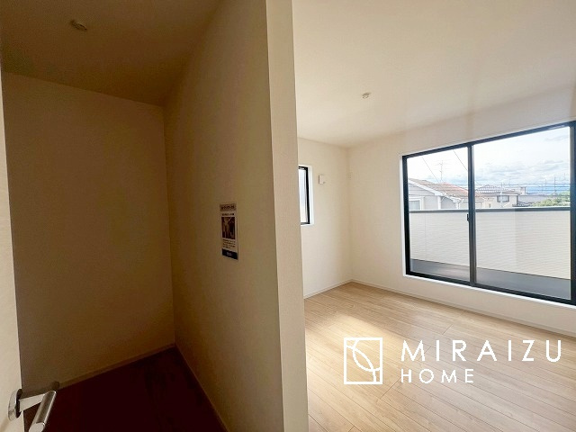 【内装】 | プライベートの空間もみんなで過ごす空間も両社兼ね備えたつくりです。階段には安全性を配慮し、手すりを設置。太陽の光と風が心地良い窓も付いた内装です。
