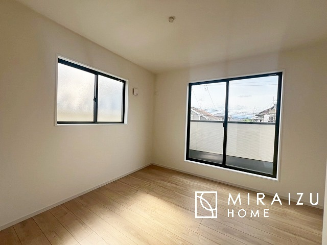 【洋室】 | 居心地の良さそうなリラックスできる空間。独立性のある建物ですので、ご自分の時間を大切にしたご家族様にぴったりです！
