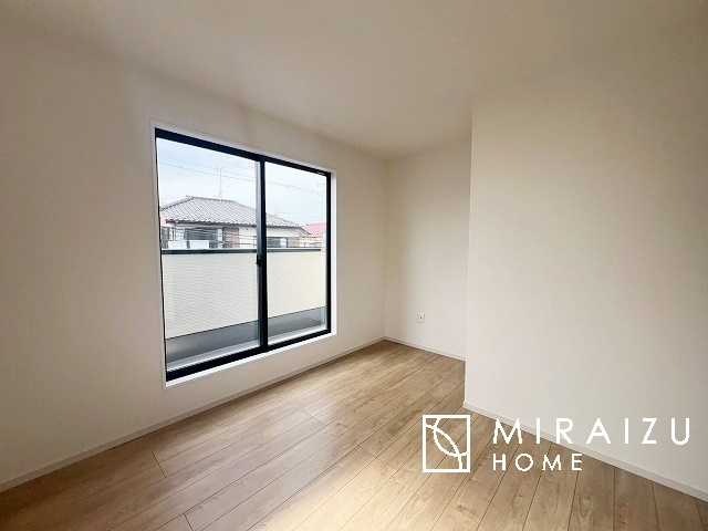 【子供部屋】 | お子様のお部屋にも主寝室にも使えますね。窓が二面についていますので採光もばっちり、空気の入れ替えもOK！自分のお部屋を持ちたいお子様の夢を叶えます！
