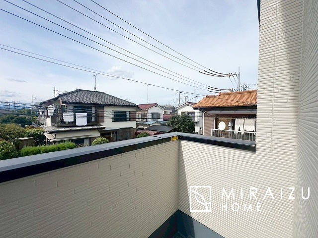【バルコニー】 | 小鳥の鳴き声で目覚める朝、爽やかな風が入ります。太陽の陽射しでお洗濯物がカラッと乾き、気持ちの良い洋服とお布団で快適に過ごせます。