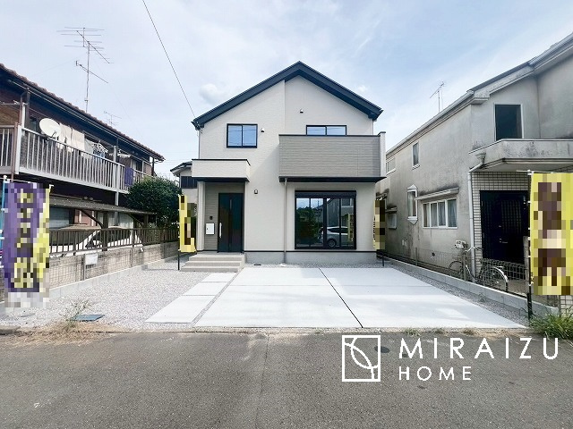 【外観】 | 青く澄み渡った綺麗な空と、陽の光をたっぷりと受ける、そんな新築住宅で新生活をスタートしてみませんか？見学・ご相談等、ミライズホーム(株)までお気軽にご連絡下さい。