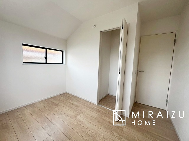 【洋室】 | 心も体も癒されるゆったりと落ち着いた洋室。窓が多いつくりになっています。窓が多いと明るい空間を保ち、室内へ気持ちの良い風も取り込んでくれます。