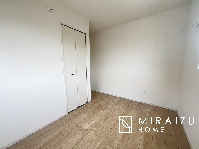 【寝室】 | 収納あり、自然な採光ありの洋室。家族みんなが気持ち良く目覚められる、過ごしやすい主寝室などにもお勧め。もちろん、ペットもご一緒に。