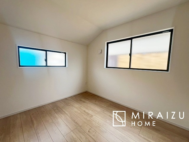 【子供部屋】 | 床のフローリングもオシャレな洋室が嬉しいです。独立性のある住宅ですので、各居室それぞれ、テイストの違うお部屋インテリア造りをしても面白いかもしれませんね！