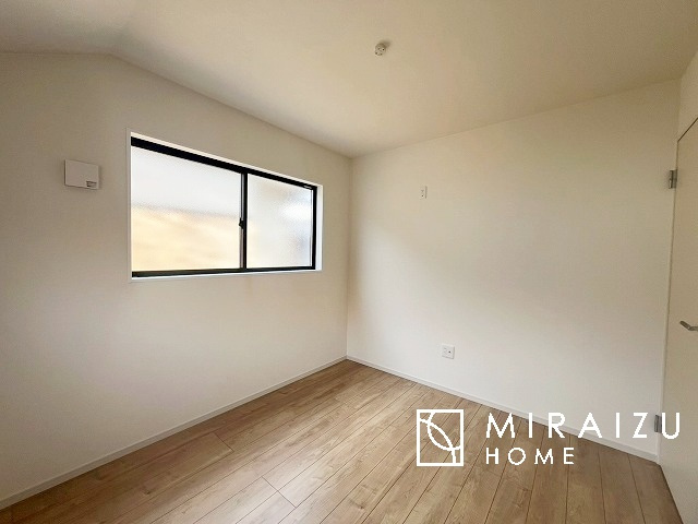 【洋室】 | 小鳥の鳴き声で目覚める朝、爽やかな風が入ります。太陽の陽射しでお洗濯物がカラッと乾き、気持ちの良い洋服とお布団で快適に過ごせます。