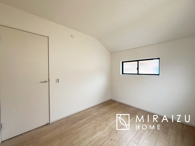 【収納】 | 収納あり、自然な採光ありの洋室。家族みんなが気持ち良く目覚められる、過ごしやすい主寝室などにもお勧め。もちろん、ペットもご一緒に。