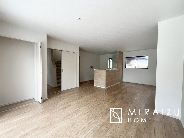 【居間・リビング】 | 陽当たりが心地の良いリビング空間です。日中はカーテンを開けて自然な光を取り込みリラックスして過ごしたいですね、照明器具もセンスの良いものを使いたいですね。
