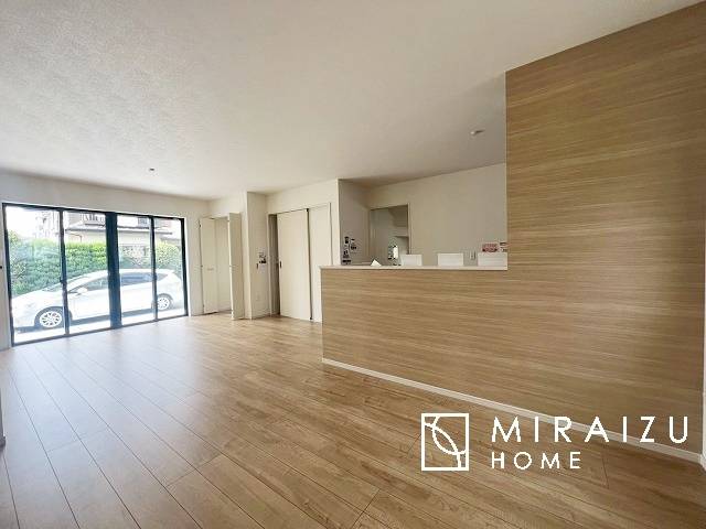 【居間・リビング】 | 大きな窓が特徴の南向きリビングでは、太陽光も沢山取り込むことが出来てお家の中にいても日光浴が可能ですね、開放的な空間です。インテリア選びも楽しそう、ご家族様で相談しながらインテリア配置も楽しみたいです