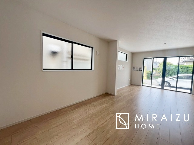 【居間・リビング】 | 明るい光が取り入れられる空間設計のリビングです。インテリア配置もしやすい間取りです。壁や床の色と合わせて落ち着いたインテリアも選びたいですね♪グリーンを飾っても素敵だと思います。
