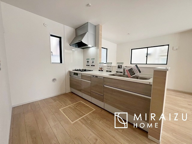 【キッチン】 | 洗練されたキッチンでは毎日の家事を少しでも楽に快適に工夫したいですね、大きいシンクではお皿洗いもストレスフリー、3口コンロでは要領よくお料理も可能です。レンジフードもお掃除がしやすい設計が嬉しい。
