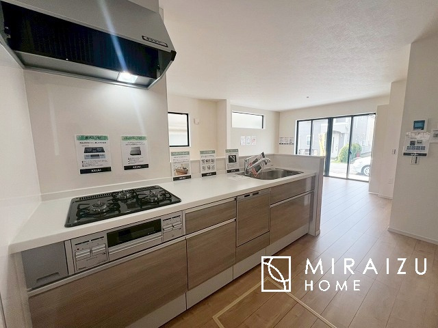 【キッチン】 | スッキリとした形が上品な広々ワイドキッチンです。レンジフードもすっきりとした造りなので圧迫感もございません。窓もあり明るい空間の中で毎日お料理することが可能です。収納スペースも広いのが嬉しいですね。
