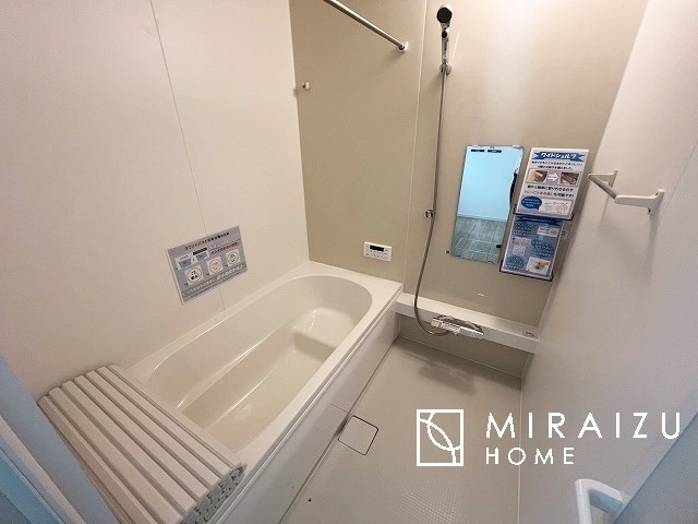 【浴室】 | 清潔感のあるホテルのような広い浴室が自慢です。疲れた日にはお湯をためてリラックスタイムを楽しみたいですね、今はスマホも防水の時代です、半身浴をしながら動画視聴、漫画視聴、楽しく過ごしたいですね^^
