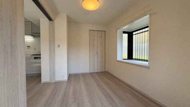 エトワール日野台の洋室|洋室（約4.8帖）
リビングとつながる使い勝手の良い洋室。ワークスペースや趣味部屋など、ライフスタイルに合わせた多目的な空間として活用できます。