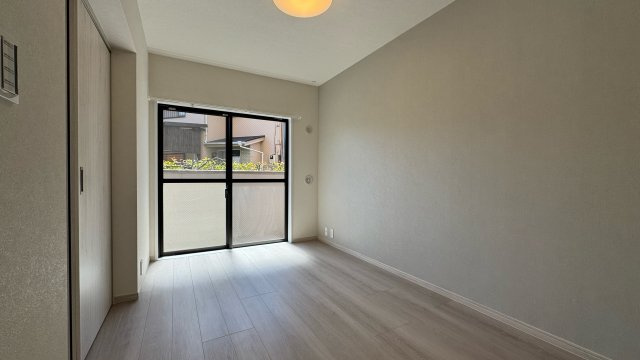 エトワール日野台の洋室|洋室（約5.0帖）
窓からの光が差し込む、明るくシンプルな洋室。寝室としてはもちろん、子ども部屋や来客用の個室としても使いやすく、暮らしに合わせた柔軟な使い方ができます。