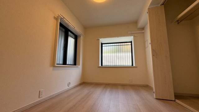 エトワール日野台の洋室|洋室（約4.5帖）
二面に窓を設けた、通風・採光のバランスに優れた洋室。コンパクトながらも落ち着きがあり、寝室や在宅ワークにも適した空間です。