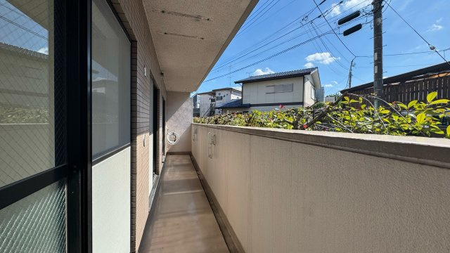 エトワール日野台のバルコニー|洗濯物を干すのに十分な広さを備えたバルコニー。