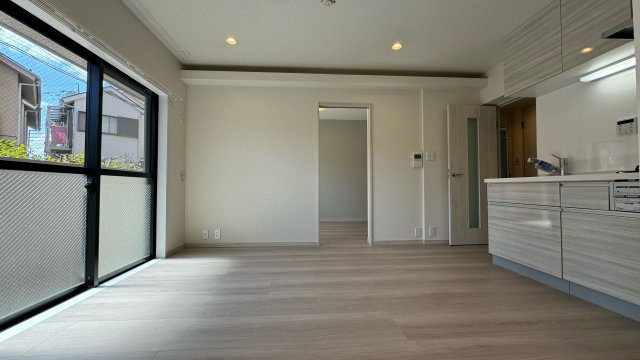 エトワール日野台の居間・リビング|LDK（約8.0帖）
大きな窓からやわらかな光が差し込む、開放感のあるLDK。明るい雰囲気の中で、家族とゆったりくつろげる心地よい空間です。