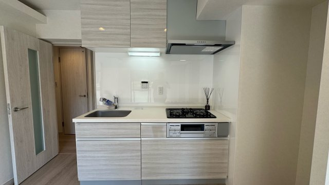 エトワール日野台のキッチン|空間に自然になじむ明るい木目調キッチン。無駄のない設計で作業効率もよく、収納も確保されているため整頓しやすい空間です。