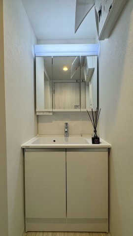 エトワール日野台の独立洗面台|コンパクトながらも必要な機能がしっかり詰まった洗面台。ホワイト基調で清潔感があり、毎日の身支度も気持ちよくスタートできます。下部収納も備わり、化粧品や日用品をすっきり整理できる使い勝手の良い空間です。