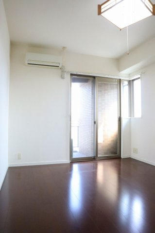 サーパス南前川の洋室