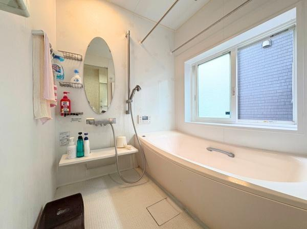 大字千歳　中古の浴室|窓付きで換気もしやすく、自然光を感じながら入浴できます♪