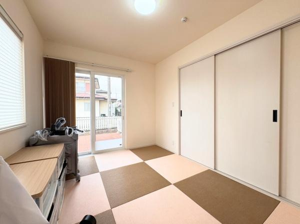 大字千歳　中古の和室|畳の温かみが感じられる和室はゆったり過ごせます。大きな窓から自然光が差し込み、明るく開放感のある空間が広がっています。