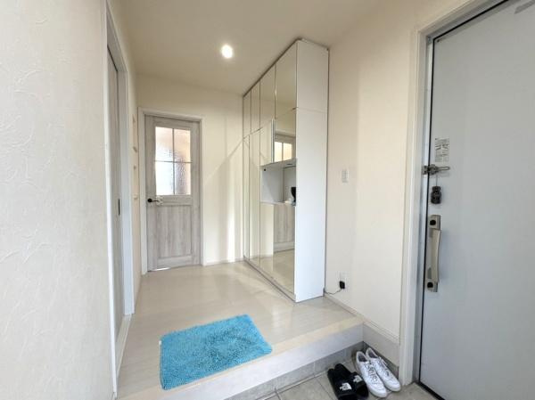 大字千歳　中古の玄関|白を基調とした広々玄関！