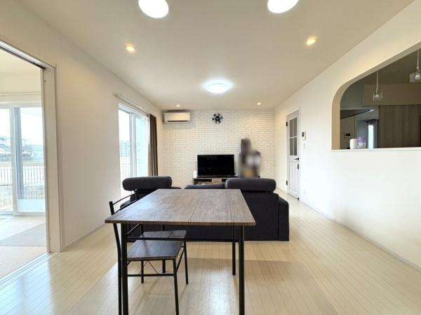 大字千歳　中古の居間・リビング|キッチンからリビング・和室が見え、お子様が居ても家事をしながら見渡せることができるので安心です！