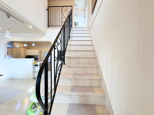 大字千歳　中古の内装|2階へ上がる階段はすごくオシャレなつくりになっています。