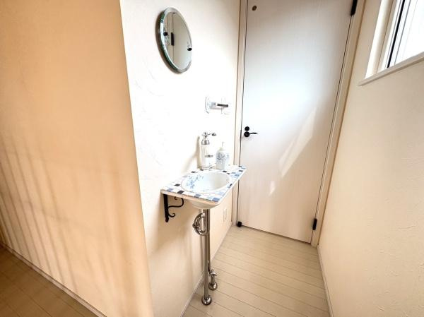 大字千歳　中古の独立洗面台|2階トイレ前には洗面台があります！