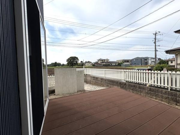 大字千歳　中古の庭|1階リビングと和室からウッドデッキへ行き来できます。