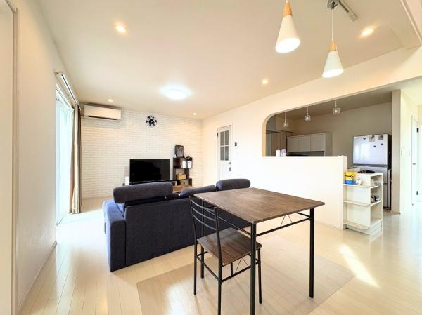 大字千歳　中古の居間・リビング|キッチンからご家族の様子が見渡せる設計なので小さいお子様がいるご家庭でも安心！