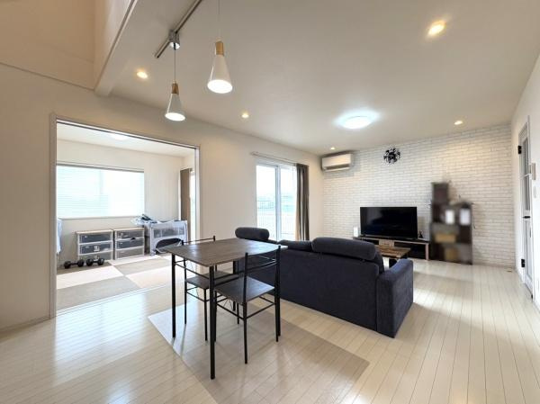 大字千歳　中古の居間・リビング|和室とつながっており、仕切りを開けると広々とした空間に♪