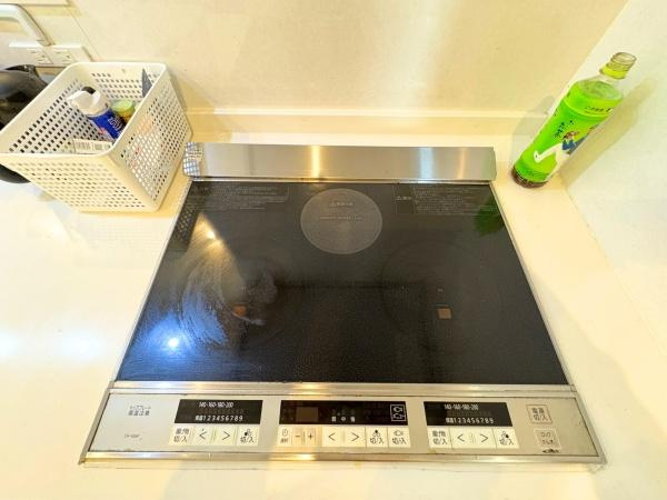 大字千歳　中古のキッチン|IHコンロ付きのキッチンで、安全・快適なクッキングを。収納スペースもたくさんあります。