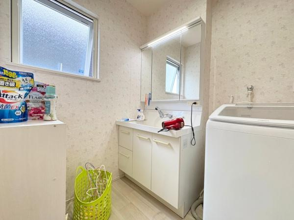 大字千歳　中古の独立洗面台|三面鏡タイプの洗面化粧台は、角度を変えて身だしなみをチェックできる実用性の高い仕様。