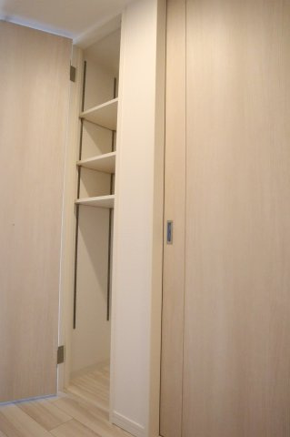 アルファステイツ中前川町Ⅱの収納|廊下には、便利な収納があります。
