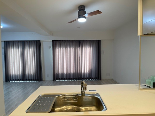 アルファステイツ中前川町Ⅱの居間・リビング|キッチンからの眺めです。