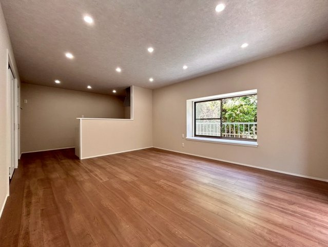 RESET HOUSE－リセットハウス－直方市大字頓野の居間・リビング|照明はダウンライトを採用♪空間の圧迫感を軽減♪
【直方市・リノベーション中古戸建】