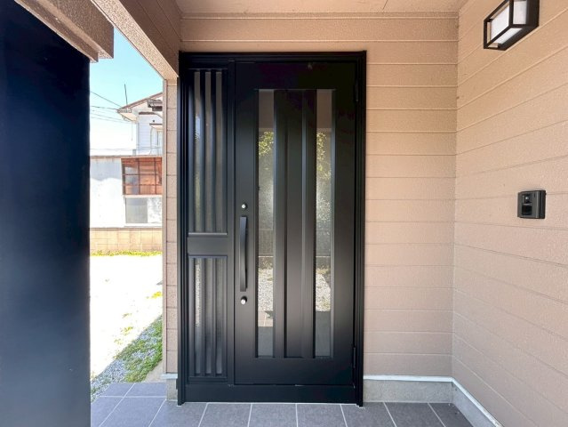 RESET HOUSE－リセットハウス－直方市大字頓野の玄関|雨の日も濡れにくい構造の玄関♪
【直方市・リノベーション中古戸建】