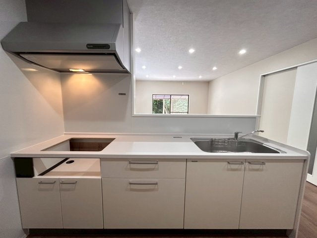 RESET HOUSE－リセットハウス－直方市大字頓野のキッチン|三口コンロ搭載のシステムキッチン♪
【直方市・リノベーション中古戸建】