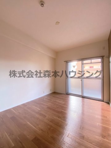 【洋室】 | 　グランドヴィラ香里 | 落ち着いた色調の洋室です