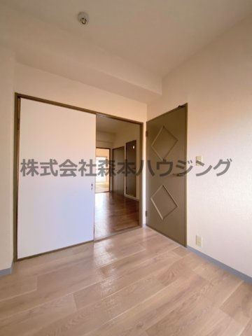 【洋室】 | 　グランドヴィラ香里 | 落ち着いた色調の洋室です