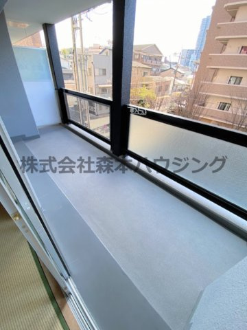 【バルコニー】 | 　グランドヴィラ香里 | 開放的で明るい空間を演出してくれるバルコニーです