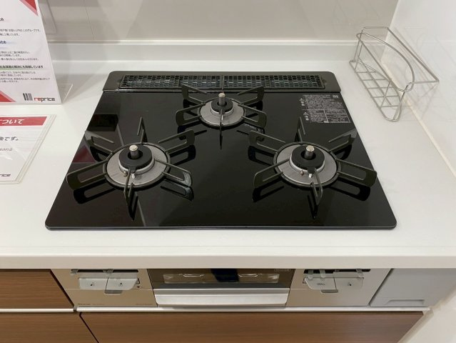 アコール小幡の設備|グリル付きの３口コンロなので、同時進行でお料理の効率が上がります♪