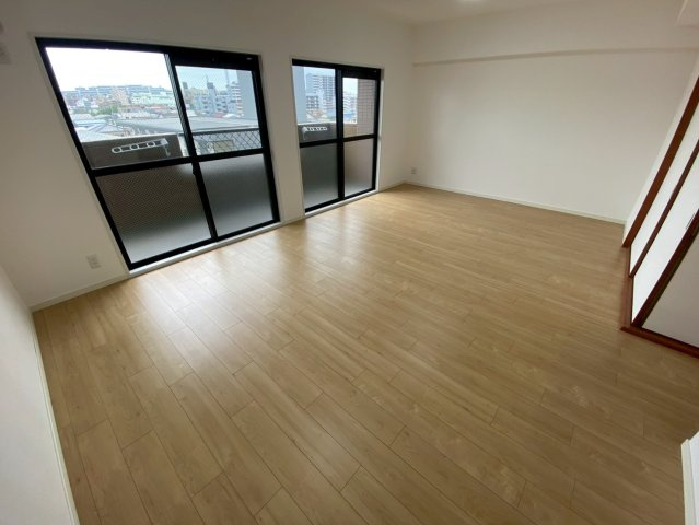 アコール小幡の居間・リビング|陽射しがたっぷりと注ぐリビング♪ぽかぽかして気持ちのいい空間です！