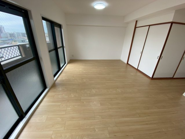 アコール小幡の居間・リビング|明るいリビングで家族と大切な時間を過ごせますよ♪